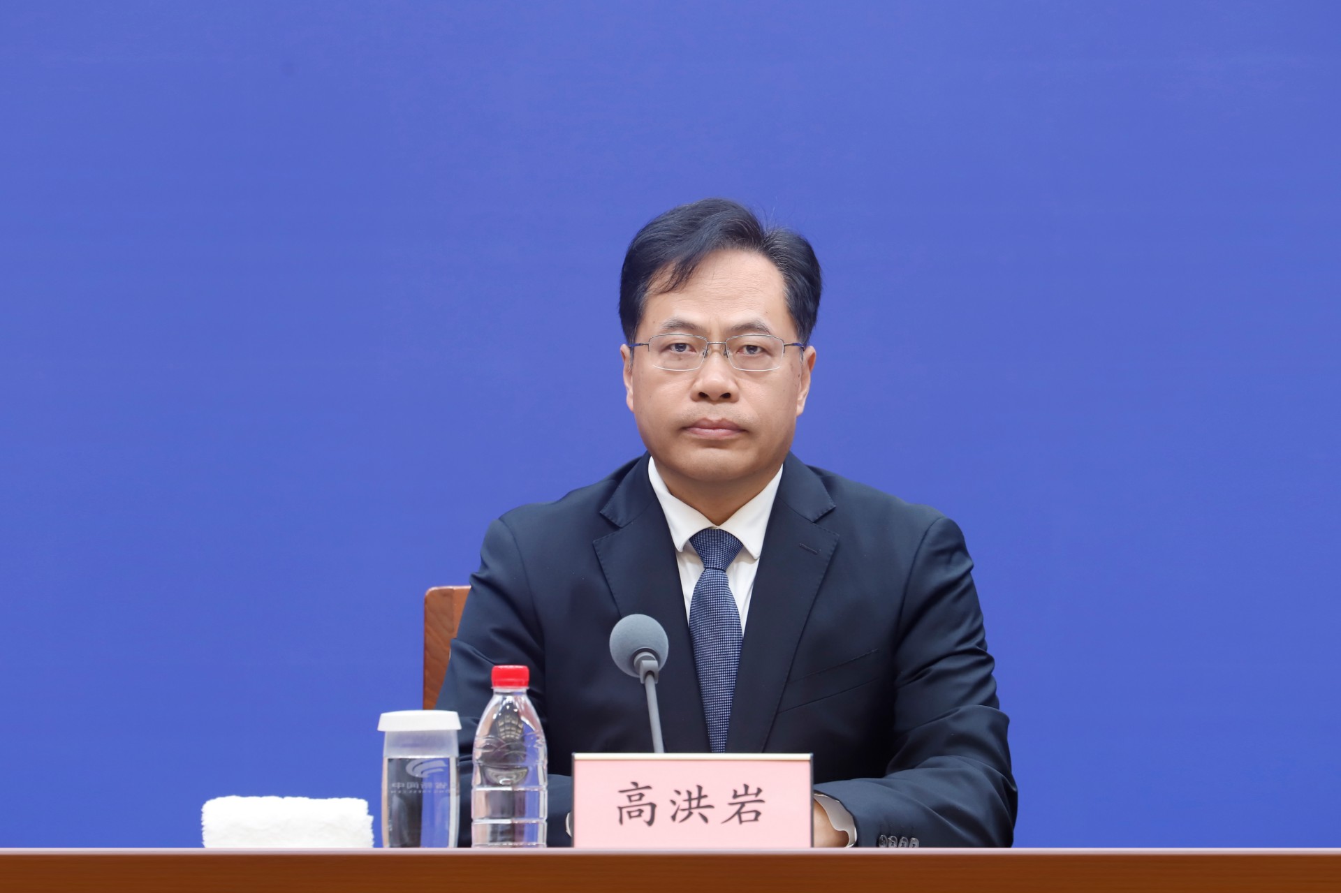 省政府新闻办举行新闻发布会，解读《山东省重点公路运输通道布局建设电动重卡大功率充电示范站实施方案（2026-2027年）》