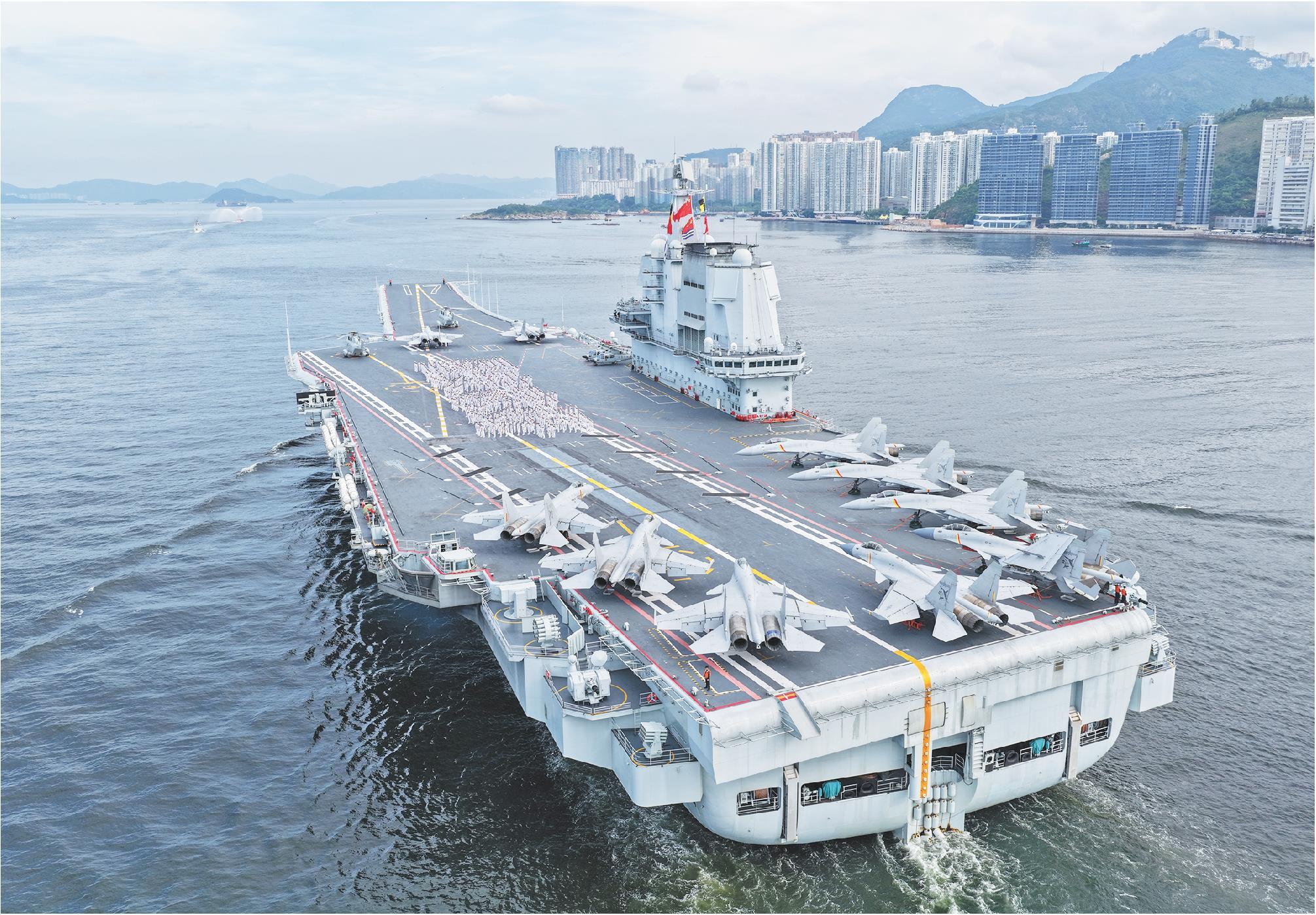 海军山东舰航母编队访问香港