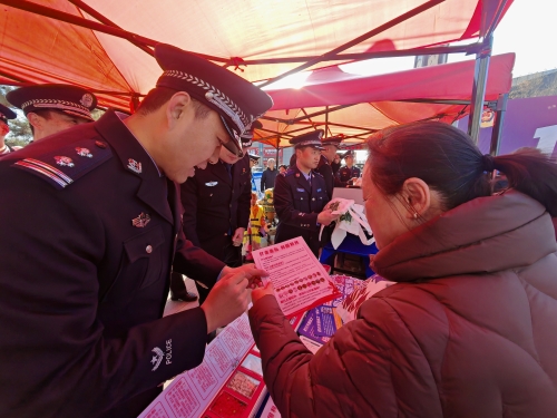 致敬守护者 普法进万家——聊城市融合开展反走私宣传活动6.jpg